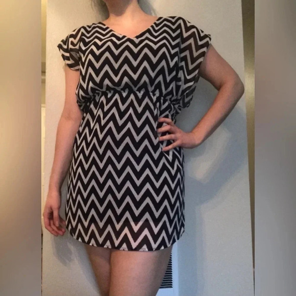 Buttons Brand Chevron Print Dress Size Medium - Picture 1 of 5